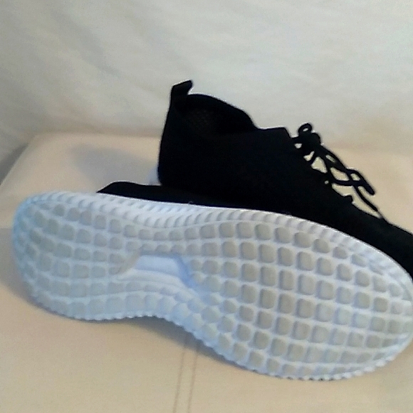 2 pairs of women's sz 39 open weave tennis shoes. One gray, one black - Picture 4 of 4